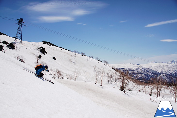 大雪山旭岳ロープウェイスキー場 残雪の北海道最高峰に今季最後のシュプールを…。